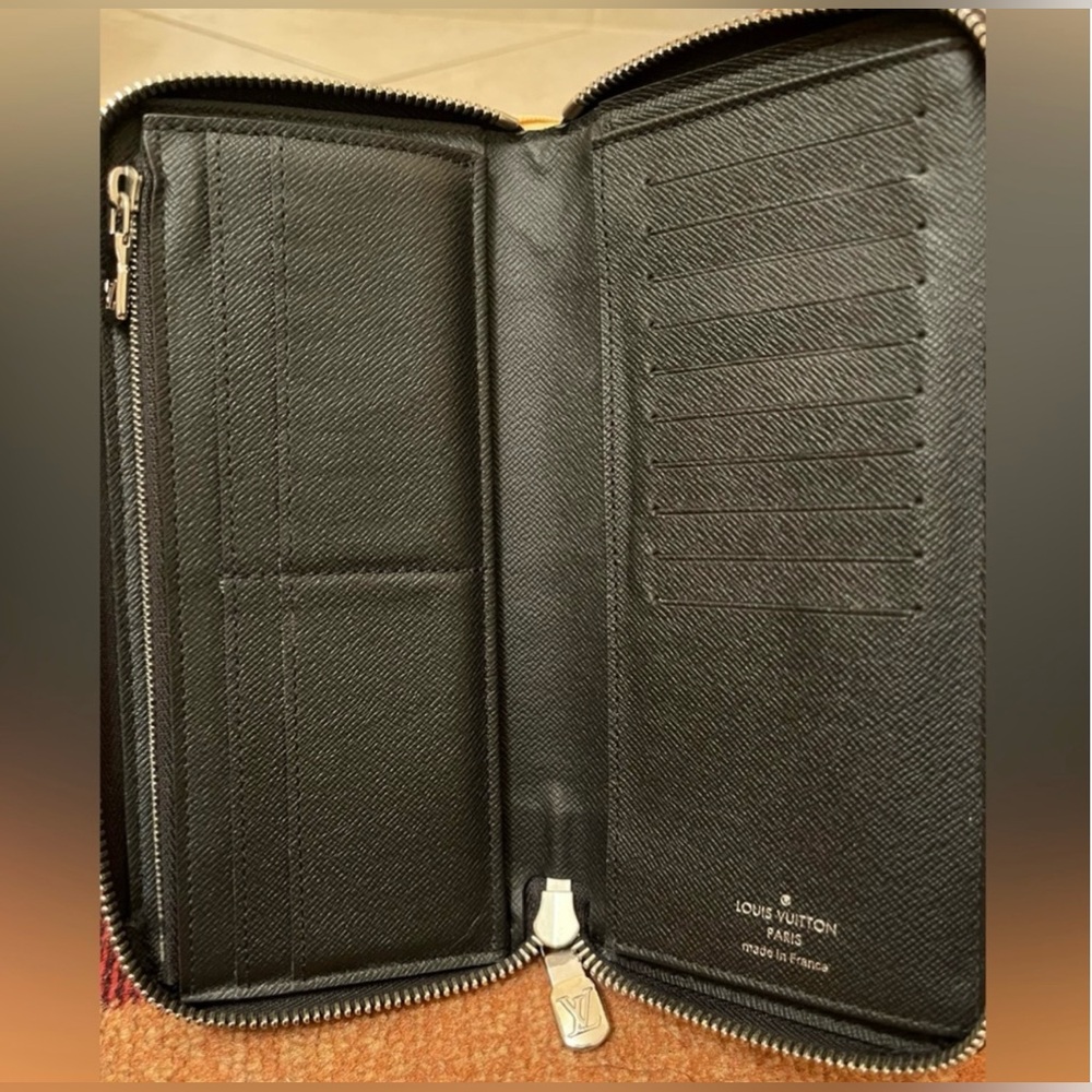 *LIKE NEW* - LOUIS VUITTON ZIPPY VERTICAL TIAGA LEATHER (BLACK) - - Picture 7 of 11